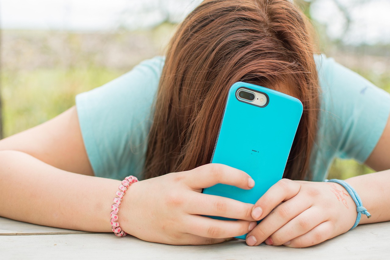 Uzależnienie od ekranów u dzieci i młodzieży teen, iphone, smartphone, girl, teenager, young, technology, student, self-confidence, female, teen, teenager, teenager, teenager, teenager, teenager, self-confidence